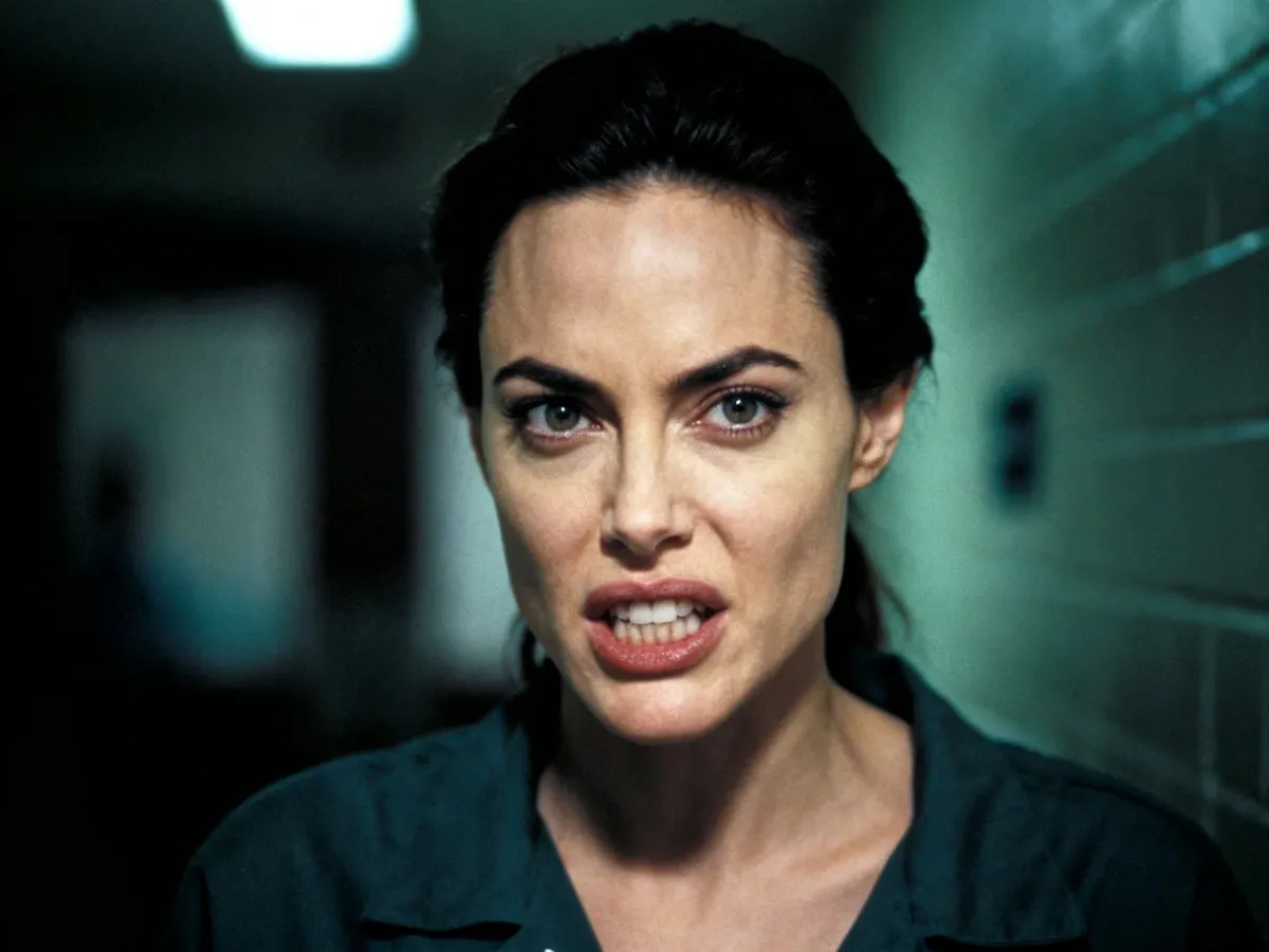 Angelina Jolie jako Lisa Rowe w dramatycznej scenie ze szpitala psychiatrycznego